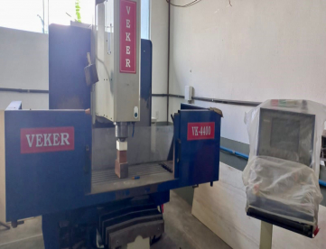 Foto: FRESADORA CNC - VEKER - VK4400 - ANO 2005 - 1000 x 500 x 500 MM