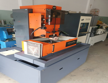 Foto: ELETROEROSÃO CNC A FIO  CHARMILLES ROBOFIL 100 -/ 200 X 160 X 80 -ANO 97