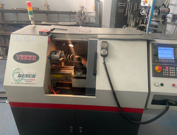 Foto: TORNO CNC VEKER SVK250 -570 X 250 - ANO 2020