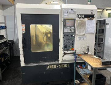 Foto: CENTRO DE USINAGEM VERTICAL ARES SEIKI -R600 -COM 4 EIXO -600 X 400 X 400 -ANO 2006