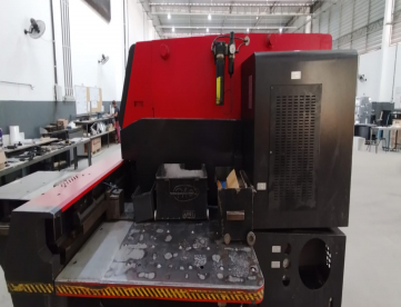 Foto: PUNCIONADEIRA CNC - AMADA - ARIES 245 II COM SERVO MOTOR  - ANO 1994