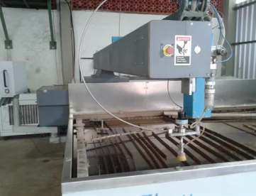 Foto: MÁQUINA DE CORTE A JATO D' ÁGUA MACH 2 WATERJET  ANO 2013