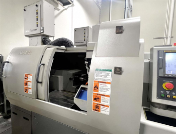 Foto: TORNO CNC AUTOMÀTICO DE CABEÇOTE MOVEL -HANWHA XD32H -COM ALIMENTADOR AUTOMÀTICO DE BARRAS -ANO 2008