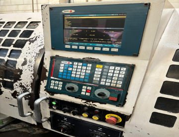 Foto: TORNO CNC TRAVIS TR1 -PLACA E TORRE HIDRAULICA - 1000 X 460 - ANO 2007