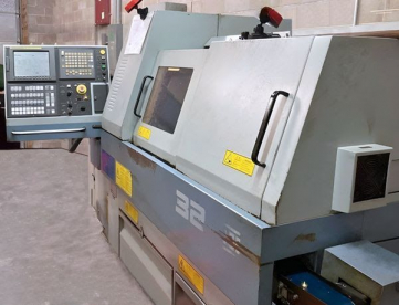 Foto: TORNO CNC AUTOMÁTICO STAR DE CABEÇOTE MOVEL -COM ALIMENTADOR DE BARRAS  -MODELO SV32 -ANO 2000