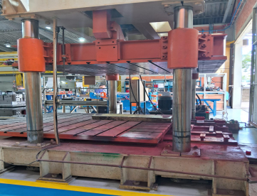 Foto: PRENSA HIDRÁULICA PARA FECHAMENTO DE MOLDES - 60 TONELADAS - MARCA UEND - MESA 2400 x 2200 MM