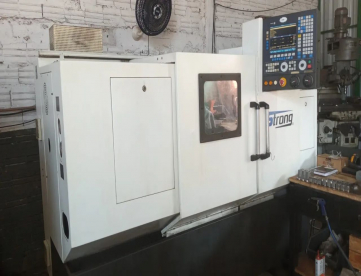 Foto: TORNO CNC - STRONG  - MODELO TC - 450 x 1000 - ANO 2011