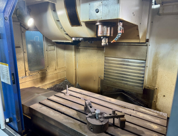 Foto: CENTRO DE USINAGEM VERTICAL - TONGTAI - TMV 1050 Q-II - ANO 2016 - 1000 x 600 x 530 MM - HIGH SPEED 15.000 RPM - COMANDO FANUC