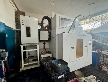 Foto: CENTRO DE USINAGEM VERTICAL - TONGTAI - TMV 1050 Q-II - ANO 2016 - 1000 x 600 x 530 MM - HIGH SPEED 15.000 RPM - COMANDO FANUC