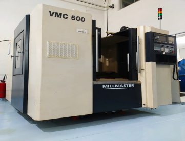 Foto: CENTRO DE USINAGEM VERTICAL - MILLMASTER - VMC500 - ANO 2014 - 550 x 300 x 450 - MÁQUINA MUITO NOVA