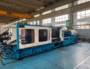 Foto: INJETORA PARA PLASTICOS - HWA - 750 TONS - ANO 2002