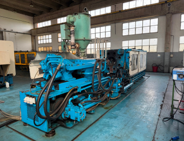 Foto: INJETORA PARA PLASTICOS - HWA - 750 TONS - ANO 2002