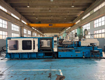 Foto: INJETORA PARA PLASTICOS - HWA - 750 TONS - ANO 2002