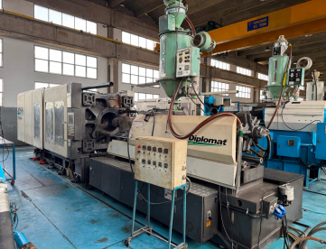 Foto: INJETORA PARA PLASTICOS - DIPLOMAT - SPAZIO CD600V - 600 TONS - ANO 2010