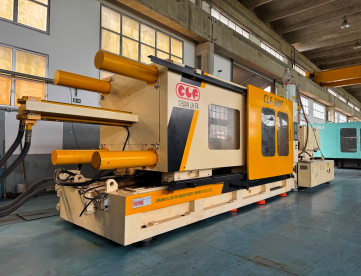 Foto: INJETORA PARA PLASTICOS LCF - 600 TONS - ANO 2009 RETROFITADA EM 2022