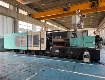 Foto: INJETORA PARA PLASTICOS FURNAX - 800 TONS - ANO 2010
