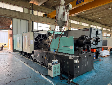 Foto: INJETORA PARA PLASTICOS FURNAX - 800 TONS - ANO 2010