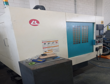 Foto: CENTRO DE USINAGEM VERTICAL - LK MACHINES - TC 710 - COM 4 EIXO /ANO 2010 - 710 x 410 x 350 MM