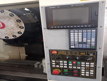 Foto: CENTRO DE USINAGEM VERTICAL - LK MACHINES - TC 710 - COM 4 EIXO /ANO 2010 - 710 x 410 x 350 MM