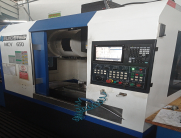 CENTRO DE USINAGEM VERTICAL - EUROSTEC - MCV650 - ANO 2018 - COM 4º EIXO - 650 x 420 x 500MM