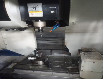 Foto: CENTRO DE USINAGEM VERTICAL - EUROSTEC - MCV650 - ANO 2018 - COM 4º EIXO - 650 x 420 x 500MM