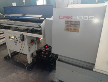 Foto: TORNO CNC - SMTCL - MODELO CAK4085 - ANO 2018 - 400 x 1000 MM - COM ALIMENTADOR DE BARRAS IEMCA 1500