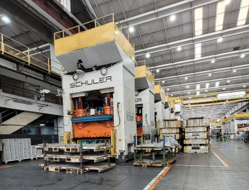 Foto: PRENSA EXCÊNTRICA SCHULLER 1200 TONS - DUPLA AÇÃO - MESA 3100MM X 1900MM - ADAPTADA A NR12