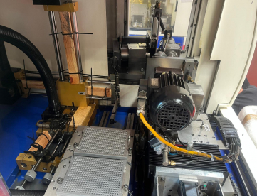 Foto: RETIFICA CILINDRICA ROLLOMATIC DE ALTA PRODUÇAO DE BLANKS DE METAL DURO - MODELO CNC  NP4 - ANO 2009