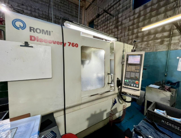 Foto: CENTRO DE USINAGEM VERTICAL - ROMI - DISCOVERY 760 - ANO 2006 - 760 x 506 x 508 MM - COMANDO FANUC 21i - MB - COM 4º EIXO