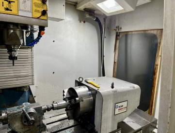 Foto: CENTRO DE USINAGEM VERTICAL - ROMI - DISCOVERY 760 - ANO 2006 - 760 x 506 x 508 MM - COMANDO FANUC 21i - MB - COM 4º EIXO