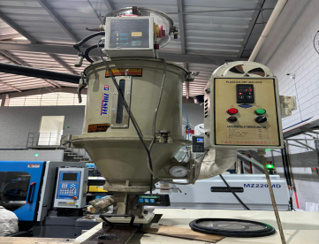 Foto: INJETORA DE PLÁSTICOS - LK MACHINERY - POTENZA 160 TONELADAS - ACOMPANHA SECADOR - MAQUINA COM ENTRADA  PARA CAMARA QUENTE - ANO 2007