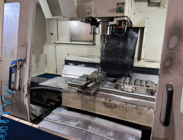 Foto: CENTRO DE USINAGEM VERTICAL - DOOSAN DAEWOO - DMV 4020 - ANO 2004 - 1020 x 510 x 625 MM - COMANDO FANUC
