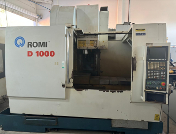 Foto: CENTRO DE USINAGEM VERTICAL - ROMI - D1000 - ANO 2013 - COMANDO FANUC - 1000 x 610 x 640 MM