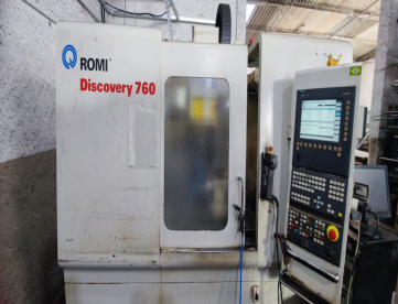 Foto: CENTRO DE USINAGAEM - ROMI - DISCOVERY 760 - 762 X 406 X 508 - ANO 2004 - 4° Eixo