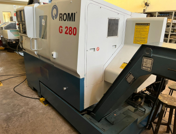 Foto: CENTRO DE TORNEAMENTO - ROMI - G280 - 280 X 540MM - ANO 2005