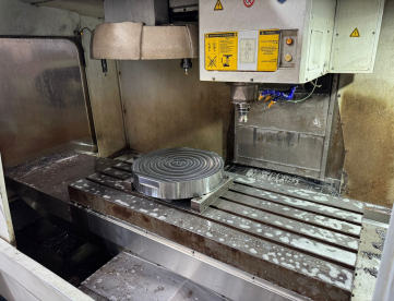 Foto: CENTRO DE USINAGEM VERTICAL - ROMI - DISCOVERY 1250 - 1270 x 610 x 640 MM - ANO 2006 - COM 4º EIXO