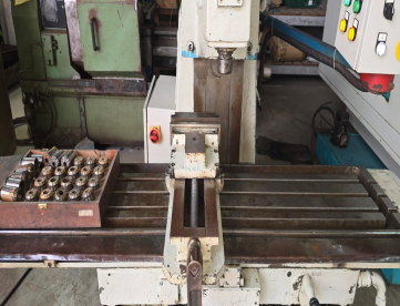 Foto: FRESADORA UNIVERSAL - ROMI - U-30