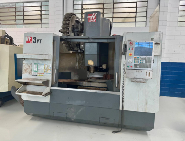 CENTRO DE USINAGEM VERTICAL - HAAS - VF3 YT - ANO 2011 - BT50 - 1016 x 660 x 635 MM
