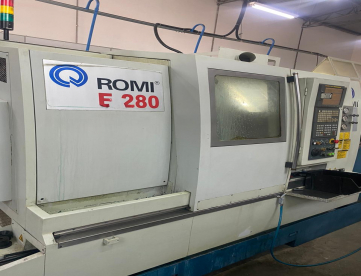 Foto: CENTRO DE TORNEAMENTO - ROMI - E280 - 280 x 540MM - ANO 2006 - COM FERRAMENTAS ACIONADAS