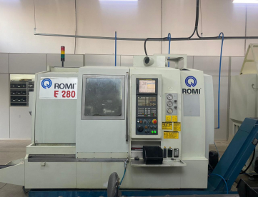 CENTRO DE TORNEAMENTO - ROMI - E280 - 280 x 540MM - ANO 2006 - COM FERRAMENTAS ACIONADAS