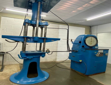 EQUIPAMENTO UNIVERSAL DE ENSAIOS MECÂNICOS E METALÚRGICOS