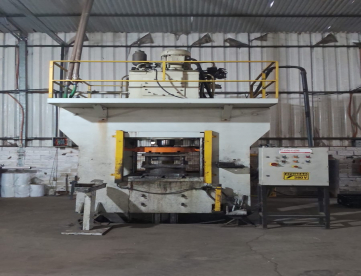 PRENSA HIDRÁULICA - CALENDE - ANO 2016 - 270 TONELADAS - MESA 800 X 800 - COM NR12