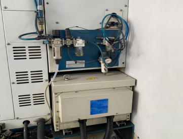 Foto: CENTRO DE USINAGEM VERTICAL - ROMI - DISCOVERY 760 - ANO 2000 - 762 x 406 x 508 MM - COM 4º EIXO