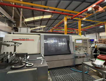 CENTRO DE TORNEAMENTO - MORI SEIKI - NLX 2500Y-700 - ANO 2012 - 366 x 795 MM - COM EIXO Y E FERRAMENTAS ACIONADAS