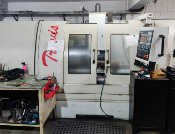 CENTRO DE USINAGEM VERTICAL TRAVIS M1500 - 1500MM X 680MM X 670MM - ANO 2006 - COM QUARTO EIXO