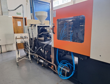 Foto: INJETORA DE PLASTICOS CHEN HSONG EM180 V - 180 TONELADAS -ANO 2017