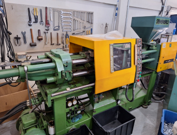 Foto: INJETORA DE PLÁSTICOS - SEMERARO - IS100 -100 TONELADAS - ANO 1988