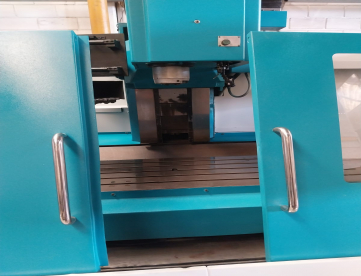 Foto: CENTRO DE USINAGEM VERTICAL - FEELER - FV1300 - ANO 2001-1300 x 610 x 560 mm