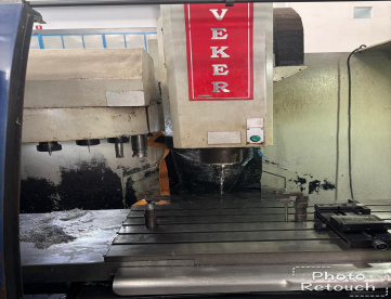 Foto: CENTRO DE USINAGEM VERTICAL - VEKER - CVK1500D - 1500 x 680 x 700 - ANO 2007 - COMANDO SIEMENS