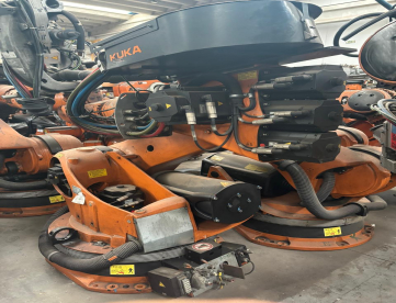 Foto: ROBÔS PARA MANIPULAÇÃO E PALETIZAÇÃO - KUKA - KR210 - ANO 2011